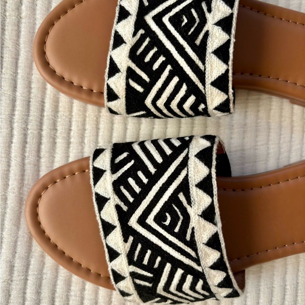 Haute Hippie Women’s Slide Boho Sandals Size 6 Black and Ivory Aztec Print - Picture 3 of 11